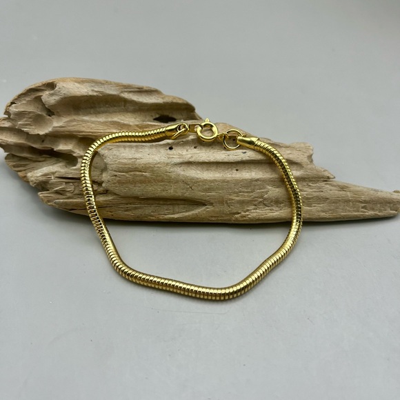 Elegant Gold Tone Snake Chain Bracelet Lux Everyday Elegance Jewelry Accessory - Picture 3 of 5